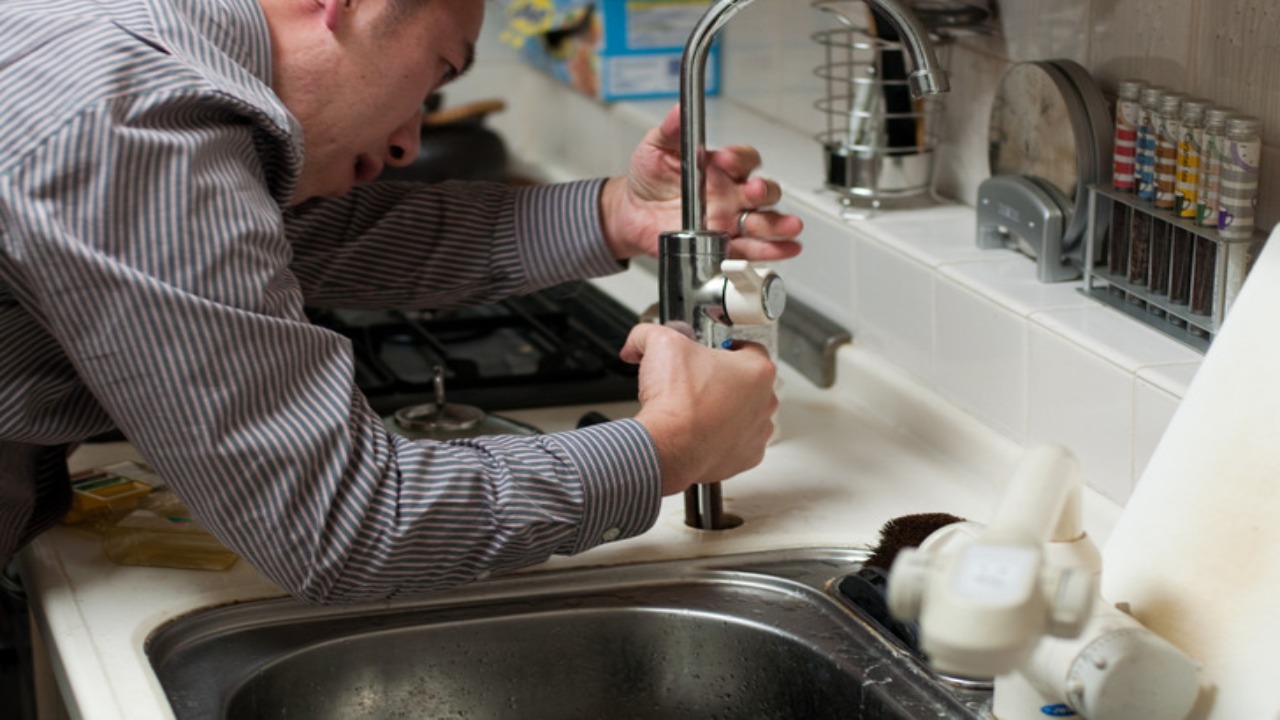 8 Steps On How To Clean A Kitchen Sink Drain Instantly
